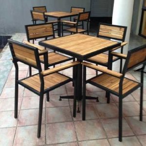 bàn ghế khung sắt mặt gỗ
