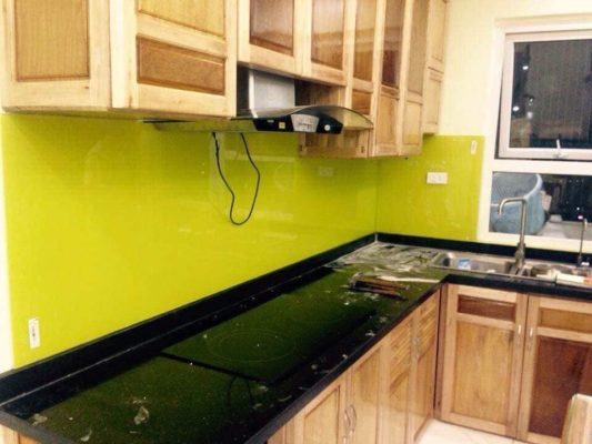 kính sơn màu ốp bếp