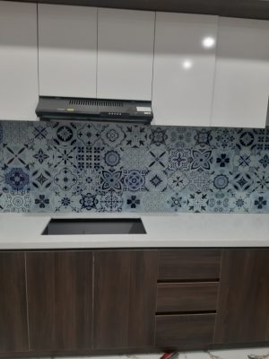 kính ốp bếp 3D hoa văn